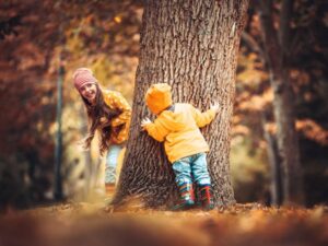 Børn der leger i en skov om efteråret