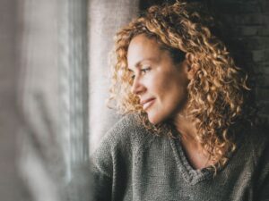 Kvinde kigger ned - ser tænksom ud