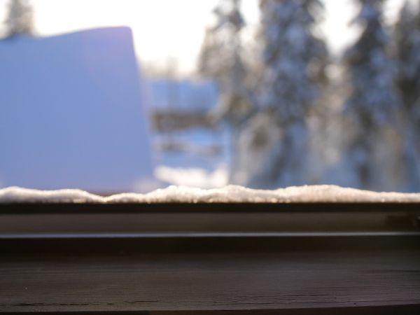 Et vinter-vindue med sne