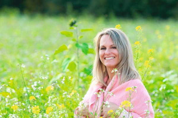 Kvinde i overgangsalder sidder på mark